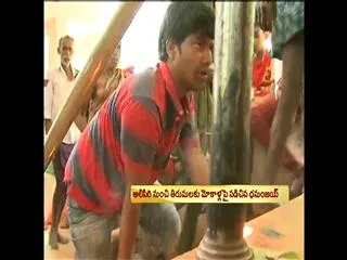 Telangana issue: Techie walks to Tirumala on knees - Sakshi