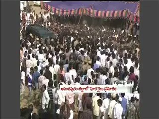 YS Jagan visits site of train mishap - Sakshi