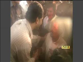 YS Jagan greets supporters at Lotus Pond - Sakshi