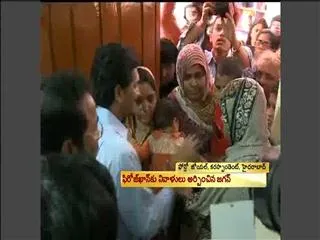 Jagan consoles bereaved family of Firoz Khan - Sakshi