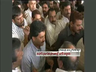 Jagan begins tour of cyclone affected areas - Sakshi