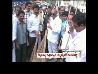 JC Diawkar Reddy turns sweeper - Sakshi