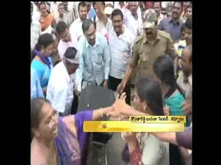 Samaikyandhra protesters attack on JP - Sakshi