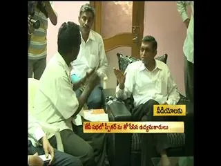 United andhra pradesh activists stops Jayaprakash narayan - Sakshi