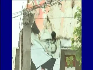 Seemandhra erupts against Telangana amid shutdown - Sakshi