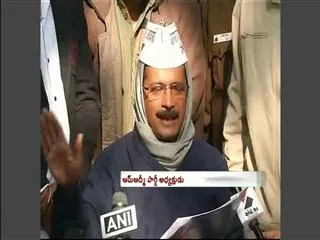 Delhi deadlock: Arvind Kejriwal meets LG, seeks 10 days time to decide - Sakshi