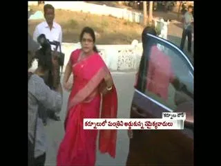 Samaikyandhra Protesters attack on Killi Krupa Rani - Sakshi