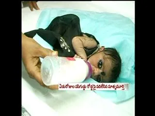 Mother leaves 7days baby in middle of road - Sakshi