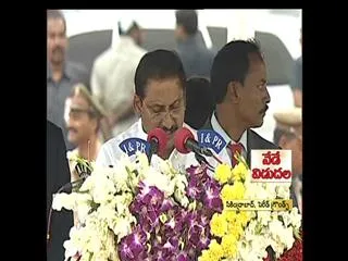 CM Kiran Hoists the Indian National Flag in Hyderabad - Sakshi