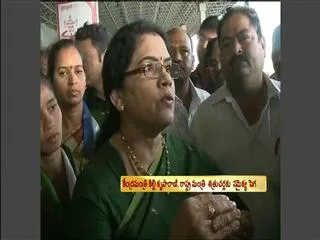 Samaikyandhra agitators attack minister Killi Krupa Rani - Sakshi