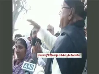 Mulayam Singh Yadav mimics Lalu Prasad - Sakshi