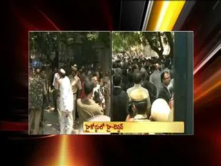 Seemandhra, Telangana lawyers clash at high court complex - Sakshi