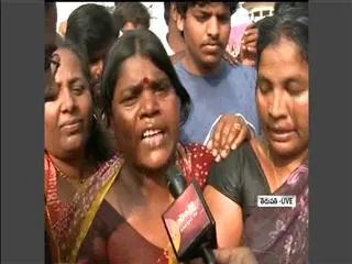 Women attempts suicide over samaikyandhra issue in tirupati - Sakshi
