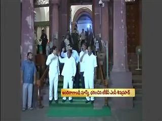 Congress,TDP MPs defy shame, abuse each other in Lok Sabha - Sakshi
