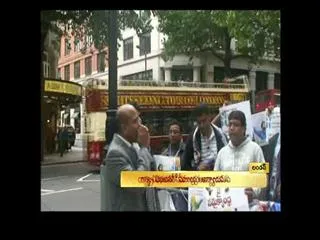 Telugu NRIs Protest For Samaikyandhra in London - Sakshi