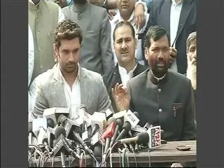 Ramvilas Paswan's LJP to ally with Modi in 2014 polls? - Sakshi
