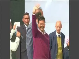 Arvind Kejriwal writes to Governor Jung: Be loyal to statute, not party - Sakshi