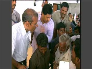 Huge crowd at Lotus Pond, Jagan greets everyone - Sakshi