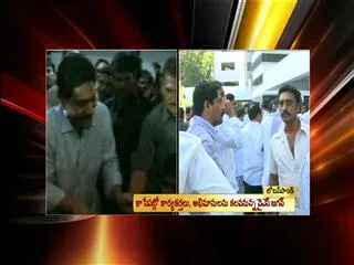 Huge crowd greets Jagan in Lotus Pond - Sakshi