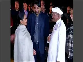 Mamata Banerjee attacks "Congress-BJP syndicate" for clearing Telangana - Sakshi