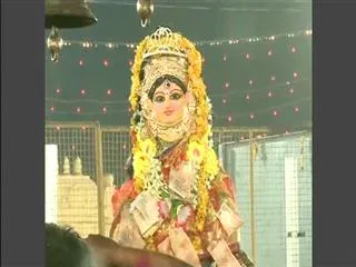 Sammakka Saralamma Jatara starts over Medaram - Sakshi