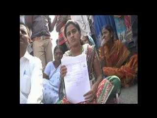 Medical student stage dharna in karimnagar district - Sakshi
