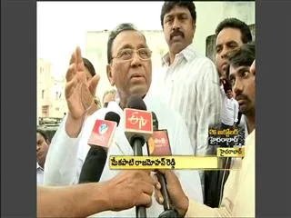 YSRCP MP Mekapati visits building collapse area - Sakshi