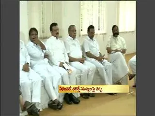 Seemandhra lawmakers meet Moily to discuss Telangana - Sakshi