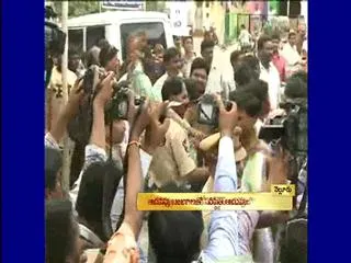 Samaikyandhra Activists Attack on Adam's House - Sakshi