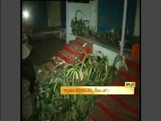 Mirchi farmers attack on market yard In khammam - Sakshi