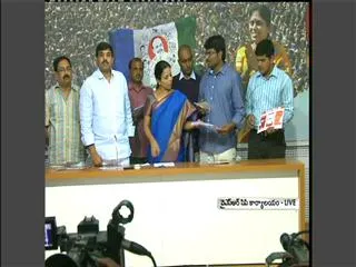 YSRCP releases Mobile application for Samaikyandhra - Sakshi