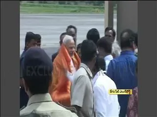 Gujarat CM Narendra Modi reaches Hyderabad - Sakshi