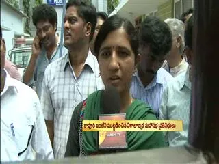 Kavuri Samba siva Rao house stormed by Visalandhra Mahasabha Protesters - Sakshi