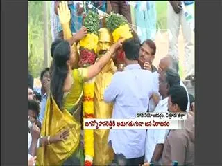 YS Jaganmohan reddy inaugurates ysr statue - Sakshi