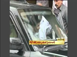 YS Jagan Mohan Reddy on the way to Nampally court - Sakshi