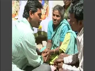ys jagan consoles narasaiah's family - Sakshi