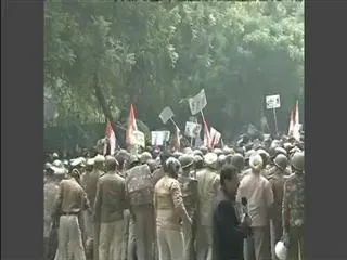 NSUI activists protest near Rajnath Singh's House - Sakshi