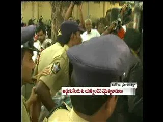 Samaikyandhra protesters turn the heaton Panabaka Lakshmi - Sakshi