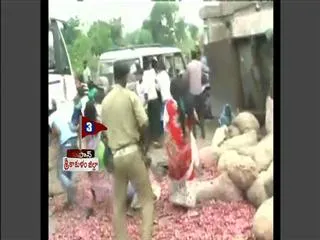 Truck carrying onions overturns - Sakshi