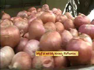 Onion prices hit record high, selling at Rs 80/kg - Sakshi
