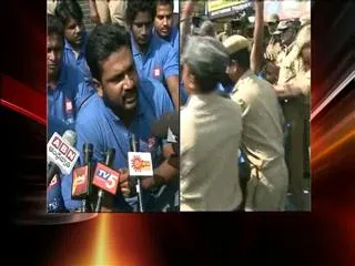 ou jac protest in front of jabbar travels office - Sakshi