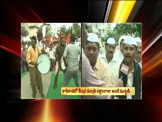 MP Pallam Raju Home attacked by Samaikyandhra Activists - Sakshi