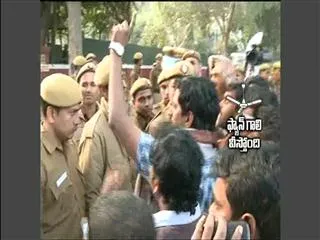 samaikyandhra activists Lay Siege To Panabaka's House - Sakshi