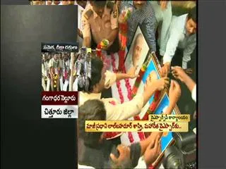 ys jagan mohan reddy pays floral tributes to mahatma gandhi and shastri at party central office - Sakshi