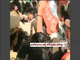 Students protest outside ministers house at himayat nagar - Sakshi