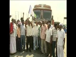 Police Arrests Protesting Ysrcp Leaders - Sakshi