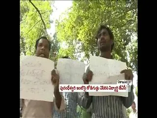 Samaikyandhra Student JAC surround Purandeswari's office, throw eggs - Sakshi