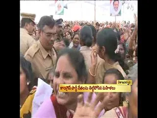 women scolds congress leaders in rachabanda - Sakshi