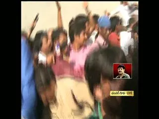 Jagan's convoy moves with Heavy Crowd - Sakshi