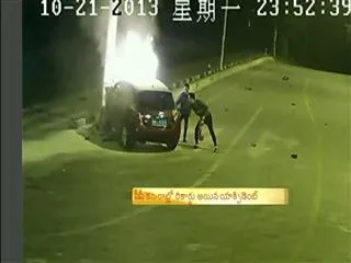 Car hits signal lamp pole - Sakshi